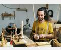 Bild: Portner
Simon Ruhland fertigt in der Hobbywerkstatt in Lind kreative Unikate aus Holz an.