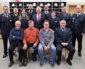 Bild: rab
Die geehrten Mitglieder beim Kameradschaftsabend der FFW Ebersbach (sitzend. von links): Christian Dotzler, Heinrich Winter, Richard Sebast und Richard Weiß. (Stehend, von links): Kommandant Wolfgang Rösch, Matthias Härtl, Schriftführerin Anna Reuschl, Bernhard Lindner, Zweiter Bürgermeister Thorsten Grädler, Vereinsvorsitzender Manuel Lindner, Kassiererin Karin Dotzler, Stellvertretender Vorsitzender Andreas Weiß und Kreisbrandmeister Andreas Luber.