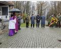 Bild: dl
Bürgermeister Schauer, Mitglieder der SRK, der Feuerwehr und der Bundeswehr versammeln sich am Thansteiner Kriegerdenkmal, um mit Pfarrvikar Emmanuel Ogbu der Kriegsopfer zu gedenken.