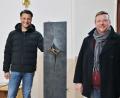 Bild: Dobler
Der Fensterbacher Künstler Dominik Schleicher (links) stellt derzeit auf Einladung von Pfarrer Markus Meier (rechts) in der Klardorfer Kirche aus.