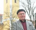 Bild: Gabi Schönberger
Pfarrer Wilhelm Bauer steht vor der Katholischen Kirche St. Michael in Tännesberg. In knapp einem Jahr wird der Geistliche dort zum letzten Mal am Altar stehen. Er geht in den Ruhestand.
