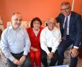 Bild: jr
Bürgermeister Franz Stahl (rechts) gratulierte dem Pedro Maestre (Zweiter von rechts) zu seinem 90. Geburtstag. Seit fünf Jahrzehnten lebt der gebürtige Spanier in Tirschenreuth. Mit seiner Frau Annemarie bewirtete er 20 Jahre das Tennisheim. Auch Sohn Alexander (links) war zur Geburtstagsfeier aus Nürnberg gekommen.