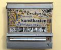 Bild: Achim Hüttner/exb
Der Amberger Kunstkasten in seinem November-2023-Stil. Seit Dezember 2021 hat der umgebaute Zigarettenautomat mehr als 8000 Euro für soziale Zwecke erlöst.