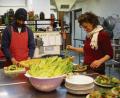 Bild: Kibbutz Movement - Volunteers from abroad Program/dpa
Kochen und Co.: Wer Freiwilligendienst in einem Kibbuz in Israel macht, packt hier an fünf Tagen in der Woche mit an.