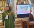 Bild: mas
Pater Marian berichtete in der Felixkirche mit eindrucksvollen Bildern über die vielfältige Hilfe, die er und sein Mitbruder Peter im Franziskaner-Kloster Kremenchuk auch dank der großzügigen Spenden aus Neustadt und Umgebung leisten können
