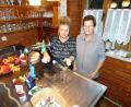 Bild: whü
In der Silvesternacht werden Elfriede Engelbrecht und Tochter Sandra (von rechts) das letzte Bier zapfen und ein letztes Mal mit ihren treuesten Stammgästen anstoßen.