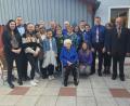 Bild: Gemeinde Bad Neualbenreuth/exb
Jubilarin Rosa Bauer (vorne in der Mitte) zusammen mit ihrer großen Familie und weiteren Gratulanten.