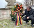 Bild: flk
Bürgermeister Alexander Goller bei der Kranzniederlegung am frisch sanierten Kriegerdenkmal.