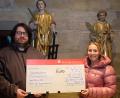 Bild: do
Der Überreichung des symbolischen Spendenschecks von JU-Vorsitzender Katharina Diertl an Stadtpfarrer Pater Johannes Bosco folgt die Übergabe einer Barspende in Höhe von 450 Euro für den Pfarrheim-Neubau.