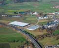 Luftbild: mür
Das Luftbild vom November 2023 zeigt die gewaltigen Dimensionen des neuen Schott-Logistikzentrums an der Autobahn 93 in Mitterteich. Rechts gegenüber zu sehen ist die bestehende Logistikhalle.