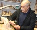 Bild: kro
Manfred Dietz beim Schnitzen mit einem Hohleisen an einer Figur.