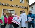 Bild: Wolfgang Steinbacher
Am Streiktag der Apotheken stehen (von links) die Apotheker Anneliese Daig, von der Daig-Apotheke, Annette Sawhney von der St.-Anna-Apotheke, Katharina Holtschulze von der Krötensee-Apotheke, Falk Samuel Glamsch von der Apotheke in der Fröschau und Alois Dittrich von der Dreifaltigkeits-Apotheke am Amberger Rossmarkt, um ihren Protest kundzutun.