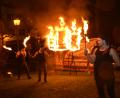 Archivbild: dob
Die Feuershow der Gruppe "Public Surprise" aus Waidhaus ist bei der Aktion "Vohenstrauß im Kerzenschein" der große Anziehungsmagnet für Besucher, die bis 20 Uhr über den Marktplatz flanieren können.