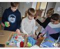 Bild: sm
Stolz helfen die Kinder mit, die Pakete zu befüllen.