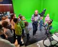 Bild: Klinikum/BIrner/exb
Thomas Bärthlein von OTV erklärte den Mitarbeiterkindern wie Fernsehen gemacht wird und zeigte ihnen den Fernsehsender.
