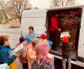 Bild: Grundschule Wiesau/exb
Mehrere Kinder halfen beim Einladen der Weihnachtspäckchen. Mit im Bild Schulleiterin Inge Dick.