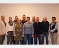 Bild: fla
Die ehrenamtlichen Geschäftsführer Michael Steiner (links) und Petra Reil (rechts) gratulieren dem wiedergewählten Beirat der Marktladen Waldthurn UG: Steffi Daubenmerkl, Ludwig Eger, Lisa Völkl, Jan Hauser, Petra Müller, Werner Pankotsch, Wolfgang Bäumler und Johann Puff (von links).