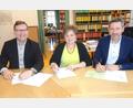 Bild: Mösbauer/exb
Kommunalbetreuer Wolfgang Dumm, Bürgermeisterin Sonja Meier und der Leiter des Kundencenters Schwandorf, Daniel Liegl (von links) unterzeichnen den Vertrag.
