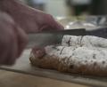 Bild: Jakob Graf 
Ein Stollen sollte man niemals außen anschneiden, da er sonst austrocknet.