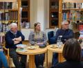 Bild: Carolin Schmuck/exb
Karin Wilnauer, Thomas Dobler, Lisa Freiberger Richard Tischler und Moderator Stefan Voit (von links) stellen ihre Lieblingsbücher vor,