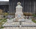 Bild: exb/Georg Schatz
Das Kriegerdenkmal am Friedhof mit der Hinweistafel sowie den neuen Pflanztrögen.