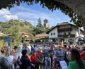 Bild: Freunde Südtirols/exb
Beim Stadtrundgang in Klausen traf die IG "Freunde Südtirols" auf Straßenmusikanten. Im Hintergrund grüßen mit Kloster Säben und der Burg Branzoll zwei Hauptsehenswürdigkeiten des Orts.