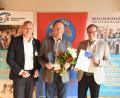Bild: Staudinger/BezJR OPf./exb
Bei der Ehrung (von links): Jürgen Preisinger, Vorsitzender des Bezirksjugendrings Oberpfalz, Richard Gaßner, ehemaliger Kulturreferent Bezirk Oberpfalz, und Philipp Seitz, Präsident des Bayerischen Jugendrings.