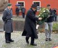 Bild: Josef Glas
Bürgermeister Ludwig Gürtler (Mitte) und Stellvertreter Werner Schärtl legen am Ehrenmal einen Kranz nieder. Major Christian Hartl (links) von der Patenkompanie legt für die Bundeswehr ebenfalls einen Kranz nieder.