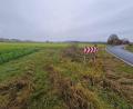 Bild: bk
An der B 299 alt in der ehemaligen berüchtigten Todeskurve entsteht nun links vom Straßenschild die Grundwasser-Messstelle durch das Wasserwirtschaftsamt.