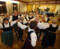 Bild: Bernd Mueller
Die Birgländer Volkstanzgruppe trat beim Kathreintanz des Heimatvereins auf.
