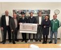 Bild: bk
Bei der Übergabe des Symbolschecks waren zugegen (von links) Generalbevollmächtigter Michael Liedl, Bürgermeister Gerhard List, Josef Fischer, Geschäftsstellenleiter Dominik Pritzl (Weiherhammer), Kundenberater Oliver Stienen, Marion Eitel, Norbert Merkel.