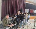 Bild: Mittelschule Waldsassen/exb
Für Musik sorgte die Bandklasse 7 M unter Leitung von Lehrer Felix Staufer (links) und Musikschullehrer Andreas Bauer.