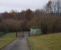 Bild: gi
Das Pumpenhaus dient der Wasserversorgung in Moosbach, für die der Marktrat neue Gebühren beschlossen hat. Unabhängig davon brachte das Gremium den nördlich des Gebäudes geplanten Solarpark Straßäcker auf den Weg.