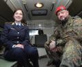 Bild: Wolfgang Steinbacher
Für Oberpfalz-Medien haben Oberstabsarzt Lisa-Marie Wiedemann und Oberstabsgefreiter Christian Werner in einem Sanitäts-Unimog Platz genommen.