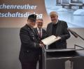 Bild: lue
Frank Altenhofen (links) erhielt beim Wirtschaftsdialog eine staatliche Ehrung für 40 Jahre bei der Feuerwehr Tirschenreuth von Ministerpräsident a.D. Horst Seehofer (rechts). Hinten Bürgermeister Franz Stahl.