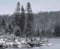 Bild: Swen Pförtner/dpa
Wanderer gehen am leicht verschneiten Oderteich im Harz spazieren.
