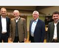 Bild: Hirsch
Zufriedene Gesichter nach der Vertragsunterzeichnung (von links): Geschäftsführer Sebastian Brandmaier und Vorsitzender Hubert Mayer von der Viehvermarktungsgenossenschaft Oberbayern-Schwaben sowie Vorsitzender Alois Weig und Geschäftsführer Heinrich Promberger von der Erzeugergemeinschaft für Schlachtvieh in der Oberpfalz.