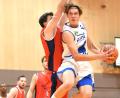 Bild: G. Büttner
Florian Gebert (rechts) in Aktion: Die Weidener Basketballer empfangen Fibalon Baskets Neumarkt.