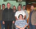 Bild: wro
Ludwig (Vierter von links) und Veronika Fröhlich (vorne) feierten in Schönhaid Goldene Hochzeit. Es gratulierten Sohn Thomas, Pfarrer Markus Nees und Sohn Peter Fröhlich (von links), ferner Zweiter Bürgermeister Michael Dutz und Sohn Benjamin (von rechts).
