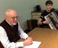 Bild: gut
Dieter Radl bekommt bei seiner Lesung musikalische Unterstützung von Ben Paulus.