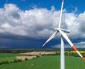 Symbolbild: Patrick Pleul/dpa
Die Gemeinde Theisseil fordert einen Mindestabstand von 1000 Metern von Windrädern zur Wohnbebauung.
