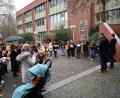 Bild: Stadt Weiden/exb
Zum „Orange Day“ versammeln sich viele Frauen und Mädchen vor dem Weidener Rathaus.
