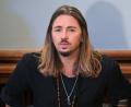 Bild: Hendrik Schmidt, dpa
Gil Ofarim sitzt im Saal des Landgerichts in Leipzig. Dort läuft der Prozess gegen den deutschen Rockmusiker.