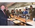 Bild: bö
Zu Thanksgiving am Truppenübungsplatz Hohenfels servieren die "Chefs" persönlich (von rechts): Garrison Commander Oberst Kevin Poole und Deputy Garrison Manager Patrick Rothbauer sowie (von links) Bürgermeister Florian Junkes und Oberstleutnant Adam Popelewski von der US Pateneinheit der Hohenburger.