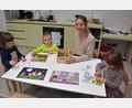 Bild: jr
Stellvertretende Kinderhausleiterin Verena Burger beim Spielen mit einigen Kindern. Auch sie freut sich über die Vorzüge des Neubaus.