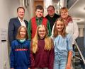 Bild: whü
Aliya Köppel, Sophia Nickl und Luise Melzner (vorne von links) werden zur Freude von Bürgermeister Christian Porsch, Kassier Lothar Büringer, Pfarrer Sven Grillmeier und Vorsitzender Heike Geier (hintere Reihe von links) erstmals als himmlisches Trio die Vorweihnachtszeit in der Gemeinde bereichern.