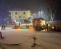 Bild: Fricke/NEWS5/dpa
Die Feuerwehr bekämpft den Brand in einer Asylbewerberunterkunft im oberfränkischen Selb.