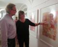 Bild: jzk
Susanne Vonhoff erklärt ihrem Künstlerkollegen Bernhard Dagner eines der 30 Exponate in der Ausstellung.