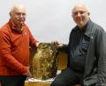 Bild: uz
Der stolze Finder, Adi Küblböck (links) und der Weidener Bezirksvorsitzende des Vereins Freunde der Mineralogie und Geologie, Martin Füßl, mit dem versteinerten Baum.