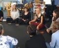 Bild: jut
Bei Dozentin Ilona Seufert (Vierte von links oben) geht es heiter zu: Die Lehrerinnen singen, klatschen, stampfen, rasseln – und lachen viel. Hier geht es um Musik, Rhythmus und Bewegung im Unterricht.